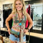 Natalie Stovall Instagram - #CMAFest week including rehearsals, press day, a quick trip to Texas and back, Opry, guest slot with @charles_esten, and a rained out River Stage show that turned into a take over of the lobby of the downtown Hilton. The impromptu acoustic set and hang with everyone was the perfect way to close out the week. 🥹🥹🙏🏻🙏🏻