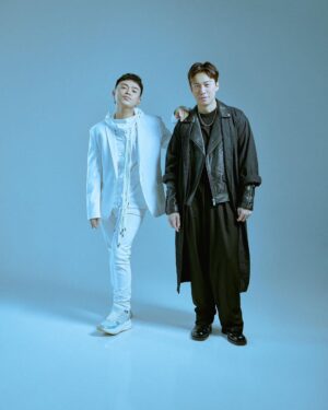 Nathaniel Ho Instagram - 《第四维空间》在说的是一种状态，被困在不同境界的停滞状态 - 身体上，心灵上甚至是被困在这世界的闹剧里。那这些约束最终把我们陷入一个进退两难的第四维空间。
”The Fourth Dimension” talks about being trapped in different states of limbo; in the physical state, in our mind space and in this world.

Swipe ⏪ to see who I’m collaborating with on this track and pre-save it (link in bio) before it drops at midnight on 16.09.2022.

📸 @jaydenation
🥼 @josiahchua
💄 @annl8686