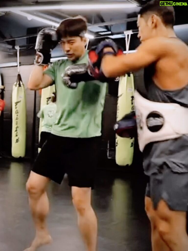 Nathaniel Ho Instagram - It’s been an intense and stressful month, and I’m so glad I finally have time to get back to Muay Thai. Nothing beats a good session at @eagles_kickboxing to release all that stress! 💪 이글스킥복싱