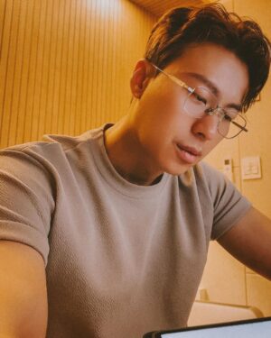 Nathaniel Ho Instagram - Get a man who looks at you like… he looks at his Korean homework. 🤓

한국어 숙제를 보는것처럼 당신을 이렇게 바라보는 남자를 찾아보세요. 🤓