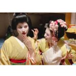 Natsuki Deguchi Instagram - こんばんわ！ 今日のオフショットは お師匠さんと 百子さん姉さんと吉乃さん姉さんです🫶🏻 #舞妓さんちのまかないさん #themakanai