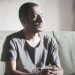 Navid Mohammadzadeh Instagram - 🎬 تیزر رسمی «شب، داخلی، دیوار» منتشر شد/ معرفی عوامل فیلم . تیزر رسمی فیلم سینمایی «شب، داخلی، دیوار» در آستانه حضور در هفتاد و نهمین جشنواره فیلم #ونیز توسط کمپانی مچ فکتوری (Match Factory) رونمایی شد. . به گزارش روابط عمومی، تیزر رسمی فیلم سینمایی #شب_داخلی_دیوار به نویسندگی و کارگردانی #وحید_جلیلوند و تهیه‌کنندگی #علی_جلیلوند، توسط #حمید_نجفی‌راد ساخته شده است. . همچنین عواملی که در ساخت این فیلم همکاری داشته‌اند، بدین شرح معرفی شدند: نویسنده و کارگردان: وحید جلیلوند، تهیه‌کننده: علی جلیلوند، مدیر فیلمبرداری: ادیب سبحانی، مدیر برنامه‌ریزی و دستیار کارگردان: حسن لبافی، تدوین: وحید جلیلوند، طراح صحنه و لباس: کیوان مقدم، طراح چهره پردازی: ایمان امیدواری، طراحی و ترکیب صدا: سید علیرضا علویان، مدیر صدابرداری: داریوش صادقپور، مدیر تولید: محمدصادق آذین/ محمد حیدرقلی، سرپرست جلوه های ویژه بصری: محمد برادران، سرپرست جلوه های ویژه میدانی: ایمان کرمیان/ آرش آقابیک، منشی صحنه: ندا قائدی، اصلاح رنگ و نور: فربد جلالی، عکاس: سحاب زریباف، طراح بدلکاری: زنده‌یاد ارشا اقدسی، مجری طرح: کامران روستایی، دستیار تهیه کننده: سروش مکری، مدیر روابط‌عمومی و مشاور رسانه‌ای: نغمه دانش آشتیانی با همراهی مریم قربانی‌نیا. . بازیگران: #نوید_محمدزاده، #امیر_آقایی، #علیرضا_کمالی، #سعید_داخ، با معرفی #دایانا_حبیبی و #دانیال_خیری‌خواه، و جمعی از بازیگران و هنرجویان تئاتر. این فیلم که در تاریخ ۸ سپتامبر ۲۰۲۲ (۱۷ شهریور) در بخش اصلی جشنواره ونیز رونمایی می‌شود، برای دریافت #شیر_طلای بهترین فیلم رقابت خواهد کرد. کمپانی مچ فکتوری پخش جهانی فیلم را برعهده دارد. در خلاصه داستان فیلم آمده است؛ زندگی نابینایی به نام علی با ورود نابهنگام زنی متواری، آشفته می‌شود… هفتاد و نهمین جشنواره فیلم ونیز قدیمی‌ترین جشنواره سینمایی جهان، از تاریخ ۳۱ آگوست تا ۱۰ سپتامبر (۹ تا ۱۹ شهریور) در ایتالیا برگزار می‌شود.