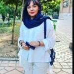 Neda Ghasemi Instagram - . ما همه نجات یافتگانی فراموش کار هستیم. یادمان میرود از چه مشکل ها و سختی هایی رد شده ایم. از چه آدم های اشتباهی، از چه تحقیر هایی، از چه اشکهایی، و از چه سو تفاهم هایی رد شده ایم.. آدمی در درون شماست که شمارا از آشفتگی رد میکند با تمام ترس هایی که به او وارد کرده اید با تمام سرزنش ها، با تمام غر زدن ها و ناراضی بودنتان ، اما او شما را رد کرده است.. از کتاب تکه هایی از یک کل منسجم خدا رو شکر🌱❣️ #ندا_قاسمی خانه هنرمندان ایران