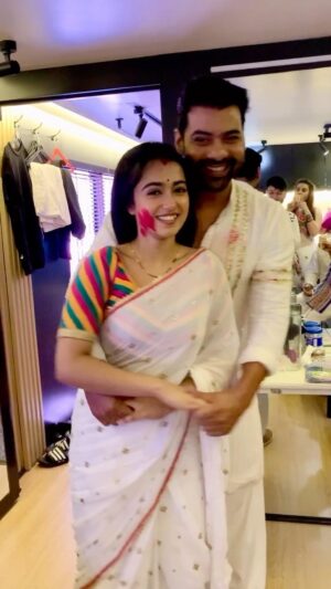Neeharika Roy Instagram - And this is how we are celebrating 300 episodes of Pyaar Ka Pehla Naam Radha Mohan 💃🏻🕺🏻

🎥- @sumitaroraaofficial 

#neeharikaroy #radhamohan #300episodes #pkpnrm #celebration #zeetv