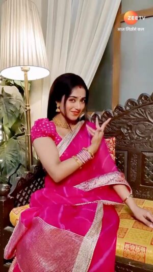 Neeharika Roy Instagram - Posted @withregram • @zeetv Ab kaise Radha ko hum bhi samjhaayein, unke iss andaaz par ho gaye hain hum fida! 🥰 
#RadhaMohan #ZeeTVReels #ZeeOnTheGoReels #neeharikaroy 

@theneeharikaroyofficial