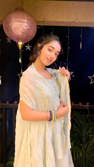 Neeharika Roy Instagram - Kesariya 💚

.
#neeharikaroy