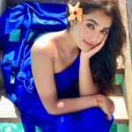 Neeharika Roy Instagram - लहरों पे नाचें किरणों की परियाँ मैं खोई, जैसे सागर में नदियाँ💙 #neeharikaroy