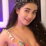 Neeharika Roy Instagram - अपने ही रंग में मुझ को रंग दे !!🌼 Hair - @styling_by_shraddhanarwade Outfit - @silai_bhartimittal Outfit PR - @platformcreatorsentertainment Videography - @creative_photoholic & @richerd_by_heart #neeharikaroy #itaawards2023 #live #dance #performance #tribute #to #ranimukherjee