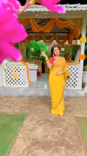 Neeharika Roy Instagram - Came across this lovely trend .... My inner “Radha” couldn’t stop from making this reel❤️

🎥 - @sonal_dahima 

#neeharikaroy #radha