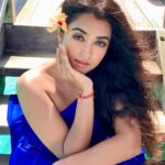 Neeharika Roy Instagram - लहरों पे नाचें किरणों की परियाँ मैं खोई, जैसे सागर में नदियाँ💙 #neeharikaroy