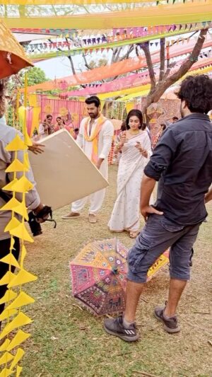 Neeharika Roy Instagram - BTS of #radhamohan 🎥

Keep watching “Pyaar Ka Pehla Naam Radha Mohan” everyday at 8pm only on @zeetv 

#neeharikaroy #radha #pyaarkapehlanaamradhamohan #holi #bts