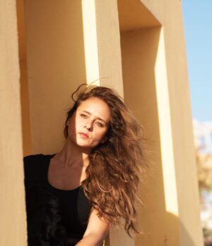Nelly Karim Instagram - Out of the box @yousseftayehphotography @sallyrashid_ @elgounaredsea #nellykarim #photography #egypt #egyptianactress #morning