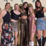 Nerea Rodríguez Instagram - Hoy es mi último día en la gira #dialalsol 🥹💚 No sabéis lo increíble que ha sido vivir esta experiencia junto a estas personas (y las que faltan). Gracias a @codigo69 y a @cadena_dial por conseguir que viviera esta gira. A @curroserranoonate por cuidarme como una más del equipo y cambiarme el nombre todos los días, a @oliveros40 por apoyarme en cada actuación y por los abrazos antes de salir. A @crisdalmau por ser como una hermana y por esas presentaciones increíbles. A el resto del equipo, sois tantos que es imposible nombraros, a todos, GRACIAS, me habéis hecho sentir en familia. A mis compis artistas y a sus managers y acompañantes, sois lo más. En especial a @polo_nandez por ser mi pack e invitarme a cantar contigo. Gracias por confiar en mí. A @farga.oficial y @paulablas3 por ser mis descubrimientos. A @g_face_oficial y @gotchisoyyo por tantos trayectos juntos. A @hilarioedv por ser compañero de aventuras. Y a vosotrxs, el público que nos habéis venido a ver: GRACIAS, OS QUIERO. Nos queda esta noche en Alicante, a por ello!! 💚