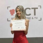 Nerea Rodríguez Instagram - Resumen de mis últimos días: 1. Primera foto de rubia después de salir de @soniacases_hairstylist 2. Look para el concierto de Sevilla, qué bien lo pasamos 🥹 @megastarfm 3. Graduación del máster de @actoresmadrid ❤️ 4. Comprobando si me había quedado algún bollo en el pelo (no soy muy buena peinándome) 5. Look del concierto de Málaga, os quiero, me hacéis feliz 6. Feliz volviendo a casa en tren porque viajo con Ron 🦊