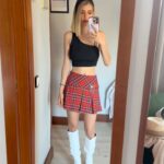 Nerea Rodríguez Instagram - Resumen de mis últimos días: 1. Primera foto de rubia después de salir de @soniacases_hairstylist 2. Look para el concierto de Sevilla, qué bien lo pasamos 🥹 @megastarfm 3. Graduación del máster de @actoresmadrid ❤️ 4. Comprobando si me había quedado algún bollo en el pelo (no soy muy buena peinándome) 5. Look del concierto de Málaga, os quiero, me hacéis feliz 6. Feliz volviendo a casa en tren porque viajo con Ron 🦊