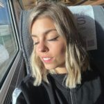 Nerea Rodríguez Instagram - Resumen de mis últimos días: 1. Primera foto de rubia después de salir de @soniacases_hairstylist 2. Look para el concierto de Sevilla, qué bien lo pasamos 🥹 @megastarfm 3. Graduación del máster de @actoresmadrid ❤️ 4. Comprobando si me había quedado algún bollo en el pelo (no soy muy buena peinándome) 5. Look del concierto de Málaga, os quiero, me hacéis feliz 6. Feliz volviendo a casa en tren porque viajo con Ron 🦊