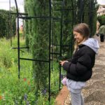 Nerea Rodríguez Instagram - He pasado un fin de semana maravillo en el que me he dado cuenta más que nunca de que la felicidad reside en las pequeñas cosas. Sin maquillar, con la ropa más cómoda que tengo, mojada por la lluvia pero siempre con una sonrisa en la boca por lo bonito que ha sido compartir este viaje a Granada con mi hermana. Aunque nuestros padres nacieron en Cataluña, nuestra familia es de Granada y ha sido como conocer nuestros orígenes. La Alhambra ya es casa para nosotras. Y a toda la gente de Granada, sois increíbles: vuestra amabilidad y como nos habéis cuidado… GRACIAS 🫶🏻