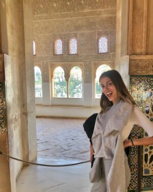 Nerea Rodríguez Instagram - He pasado un fin de semana maravillo en el que me he dado cuenta más que nunca de que la felicidad reside en las pequeñas cosas. Sin maquillar, con la ropa más cómoda que tengo, mojada por la lluvia pero siempre con una sonrisa en la boca por lo bonito que ha sido compartir este viaje a Granada con mi hermana. Aunque nuestros padres nacieron en Cataluña, nuestra familia es de Granada y ha sido como conocer nuestros orígenes. La Alhambra ya es casa para nosotras. Y a toda la gente de Granada, sois increíbles: vuestra amabilidad y como nos habéis cuidado… GRACIAS 🫶🏻