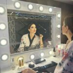 Nesreen Tafesh Instagram - الحياة مليئة بالحجارة فلا تتعثر بها بل اجمعها، وابنِ بها سلماً تصعد به نحو النجاح 🌹 كوليس فلم السستم 🎥 behind the scenes ✨ Make up by : @makeup_ahmedshawky ✨