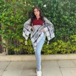 Nesreen Tafesh Instagram - أنا لا أنساكي فلسطين.. و يشد يشد بي البعد .. أنا في أفيائك نسرين .. أنا زهر الشوك أنا الورد 🌹 تصميم التطريز الفلسطيني اليدوي مع الكوفية الفلسطينية انعملت بايدي سيدات من مدينة الناصرة شكرا حبيبتي إيمان بسيوني عالهديه الغالية @emanbasiony 🇵🇸♥️✌🏻 Hair style : @maherderke