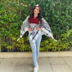 Nesreen Tafesh Instagram - أنا لا أنساكي فلسطين.. و يشد يشد بي البعد .. أنا في أفيائك نسرين .. أنا زهر الشوك أنا الورد 🌹 تصميم التطريز الفلسطيني اليدوي مع الكوفية الفلسطينية انعملت بايدي سيدات من مدينة الناصرة شكرا حبيبتي إيمان بسيوني عالهديه الغالية @emanbasiony 🇵🇸♥️✌🏻 Hair style : @maherderke