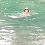 Neus Sanz Instagram - El río … ♥️ La sensación que siento cuando estoy dentro es indescriptible. Bañarme en el río de Boltaña, en la Gorga, es una de las cosas que más ansío durante todo el año. Así ha sido desde que tengo uso de razón. Así que doy gracias a la vida por poder seguir haciéndolo año tras año. Me siento afortunada. Gracias vida‼️ . Quiéranse, mucho y bien. 📸 de Francesco💘 . #seanfelices #neussanz #assaiassai #boltaña