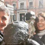 Neus Sanz Instagram - Feliz San Valentín💘 . En esta estatua (aunque no se ve muy claro..) es donde nos conocimos con Francesco. Ayer nos hicimos una fotografía con Mimma🍬. Deseamos que estén llenos de amor!! . #graciasvida #seanfelices #neussanz #assaiassai #love