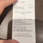Ng Siu-Hin Instagram - ⭐️呀德食評⭐️「英國🇬🇧兩餸飯放題」 有留意我動向的朋友都知道， 我因為電影節的原故，在英國待了三四天。 在英國吃了三天的牛扒後，我已經開始想念香港的食物了。 正當我在盤算應該在唐人街進食10英鎊的乾炒牛河，還是接近20英鎊的蘭州拉麵時，我看到了這個。 「香港樓Hong Kong Buffet」 這個時候我知道，美食勇者呀德aka牙軒要出動了！ 黑椒牛肉，辣豆瓣醬炒雞，豉椒牛肉，蘑菇炒雞肉，炸魷魚圈，甜酸咕嚕雞，沙嗲雞，香辣椒鹽蝦，炸雞排，酥炸雞翼，京都排骨，炸春卷，薯餅，西蘭花，椒鹽薯仔，炸薯條，豉油王炒麵，楊州炒飯，薯圈，不知為何有兩盤薯片。 這就是香港Buffet的全部餐單！除了薯片和幾樣炸物之外，活脫脫就是一個頹飯放題！！ 先說價錢，大門口寫着14.95英鎊，最後收費連稅16.45英鎊，不包括飲料，飲料收費大概2英鎊一罐汽水。 一進門我已經發現，除了員工皆是華人面孔以外，所有客人都是外國人。 「要進來嗎？」 當員工對我說普通話時，我覺得也沒有什麼大問題，雖然香港是講廣東話，但是在外國說普通話的客人數量，必然是比廣東話多的。 因此香港樓在英國以普通話服務華人客人是無可厚非的。 「一位！」 但作為香港人，我當然要以母語廣東話回敬他。 「一位，哦。」 他也聽懂了。 我在上面寫了很多，終於來到核心的食評部份。 但大家留意，食評部份會 很短！！！ 我吃完了兩大碗的份量，希望作一個詳細的食評，基本上除了薯片和薯餅之外，我都試過了。 但他們的食物 太正常了！！ 牛肉很正常，雞肉很正常，咕嚕肉很正常！ 魷魚圈有一點不夠脆，但不算過分。 豉油王炒麵，用類似伊麵的面底有點奇怪，但味道尚可。 楊州炒飯不算沒有鑊氣，但也不算很有鑊氣，就是正正常常茶餐廳水準！ 我吃得最多的是香辣椒鹽蝦，不算香也不辣，但是肉質不錯，很正常！！ 正常得就像香港兩餸飯的水準！！！ 在我進食時，有一個看似老闆娘的人回到餐廳， 從她的普通話口音，我發現他的母語應該不是普通話，因此在最後我和她有了以下對話。 👶🏻「老闆娘，你係咪香港人呀？」 👩🏻「香港人？而家少香港人嚟呀。」 👶🏻「咁你呢？你係咪香港人？」 👩🏻「我廣州嘅。」 👶🏻「咁呢度老闆係咪香港人？」 👩🏻「係呀係呀⋯」 到最後我也沒能在香港樓中，遇到同鄉。 說實話，$160左右的價錢，在倫敦中心的餐館中，並不算貴。隨隨便便一份牛扒也要$2-300。 幫我把圖片給同行的英國朋友看時，他們也確認我已經把$160吃回本了。 如果已經移民英國的朋友，想念香港，想去嘗試一番的話，我覺得也是可以的。 你也許不會見到香港人，我也不確定那裏的老闆是不是香港人。 但是那個味道，的確是正正宗宗的香港頹飯。 P.S.最後一張圖，是我敗給了倫敦的天氣，面對突如其來的驟雨，從唐人街敗走回酒店的照片。