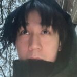 Ng Siu-Hin Instagram - ⭐️呀德食評⭐️「英國🇬🇧兩餸飯放題」 有留意我動向的朋友都知道， 我因為電影節的原故，在英國待了三四天。 在英國吃了三天的牛扒後，我已經開始想念香港的食物了。 正當我在盤算應該在唐人街進食10英鎊的乾炒牛河，還是接近20英鎊的蘭州拉麵時，我看到了這個。 「香港樓Hong Kong Buffet」 這個時候我知道，美食勇者呀德aka牙軒要出動了！ 黑椒牛肉，辣豆瓣醬炒雞，豉椒牛肉，蘑菇炒雞肉，炸魷魚圈，甜酸咕嚕雞，沙嗲雞，香辣椒鹽蝦，炸雞排，酥炸雞翼，京都排骨，炸春卷，薯餅，西蘭花，椒鹽薯仔，炸薯條，豉油王炒麵，楊州炒飯，薯圈，不知為何有兩盤薯片。 這就是香港Buffet的全部餐單！除了薯片和幾樣炸物之外，活脫脫就是一個頹飯放題！！ 先說價錢，大門口寫着14.95英鎊，最後收費連稅16.45英鎊，不包括飲料，飲料收費大概2英鎊一罐汽水。 一進門我已經發現，除了員工皆是華人面孔以外，所有客人都是外國人。 「要進來嗎？」 當員工對我說普通話時，我覺得也沒有什麼大問題，雖然香港是講廣東話，但是在外國說普通話的客人數量，必然是比廣東話多的。 因此香港樓在英國以普通話服務華人客人是無可厚非的。 「一位！」 但作為香港人，我當然要以母語廣東話回敬他。 「一位，哦。」 他也聽懂了。 我在上面寫了很多，終於來到核心的食評部份。 但大家留意，食評部份會 很短！！！ 我吃完了兩大碗的份量，希望作一個詳細的食評，基本上除了薯片和薯餅之外，我都試過了。 但他們的食物 太正常了！！ 牛肉很正常，雞肉很正常，咕嚕肉很正常！ 魷魚圈有一點不夠脆，但不算過分。 豉油王炒麵，用類似伊麵的面底有點奇怪，但味道尚可。 楊州炒飯不算沒有鑊氣，但也不算很有鑊氣，就是正正常常茶餐廳水準！ 我吃得最多的是香辣椒鹽蝦，不算香也不辣，但是肉質不錯，很正常！！ 正常得就像香港兩餸飯的水準！！！ 在我進食時，有一個看似老闆娘的人回到餐廳， 從她的普通話口音，我發現他的母語應該不是普通話，因此在最後我和她有了以下對話。 👶🏻「老闆娘，你係咪香港人呀？」 👩🏻「香港人？而家少香港人嚟呀。」 👶🏻「咁你呢？你係咪香港人？」 👩🏻「我廣州嘅。」 👶🏻「咁呢度老闆係咪香港人？」 👩🏻「係呀係呀⋯」 到最後我也沒能在香港樓中，遇到同鄉。 說實話，$160左右的價錢，在倫敦中心的餐館中，並不算貴。隨隨便便一份牛扒也要$2-300。 幫我把圖片給同行的英國朋友看時，他們也確認我已經把$160吃回本了。 如果已經移民英國的朋友，想念香港，想去嘗試一番的話，我覺得也是可以的。 你也許不會見到香港人，我也不確定那裏的老闆是不是香港人。 但是那個味道，的確是正正宗宗的香港頹飯。 P.S.最後一張圖，是我敗給了倫敦的天氣，面對突如其來的驟雨，從唐人街敗走回酒店的照片。