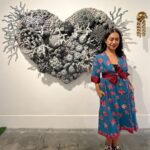 Nia Dinata Instagram - Always Love Crochet Art🫶🏽 tiga kali mengunjungi dan menikmati karya @mangmoel ini di @omahbudoyo_official & menatapi setiap interlock & loopingan benang benangnya, apalagi terbuat dari benang benang daur ulang, kagum! Baru ngeh kalau karya penuh hayati dalam laut ini nyambung dengan baju batik Lasem ku, bercorak ikan juga🐠🐟🐠#crochetart #crochetartist #indonesianart #ocean #underthesea