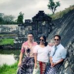 Nia Dinata Instagram - Our Version of Joy Ride: Exploring The Ancient Ratu Boko Palace. Jalan kaki berjarik batik, mendaki sampai keputren, tempat pemandian dan plataran dalam juga gua gua meditasi. Senang sekali membawa mereka yang sangat mengapresiasi cerita para leluhur dan peninggalannya. Berkali-kali ke sini, selalu ada sudut-sudut baru yang membawa imajinasi mengalir tanpa akhir✨ #joyride #ratuboko