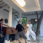 Nia Dinata Instagram - Akhir pekan membereskan ruang baru. Walaupun belum tuntas penyelesaian & penataannya, kita test dulu untuk latihan tari Jawa khusus tokoh laki, laki. Protagonis & Antagonis, Bima & Buto, semoga bermanfaat untuk menyelaraskan Sukma Jiwa Raga Budaya🙏🏼 Terimakasin mbak @uniyutta sudah sabar mengajarkan aku dan sahabat sahabat dari jauh, tidak hanya gerakan, tapi arti, tujuan gerkakan dimaknai dengan dalam. Mendak, inset, bikin kaki kuat ✨💪🏼 #mandorlyfe #tarijawa