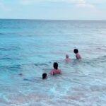 Nia Dinata Instagram - A quiet place on earth is at the edge of Bena megalithic village in Bajawa. The volcanic mountain is behind us and straight ahead, we can see the beautiful sea. Bajawa is always magical✨ Hasil roadtrip bersama dan keaslian Flores masih terasa. Kita termasuk orang orang yang sudah lama jatuh cinta dengan pulau ini. Dari Barat sampai yang paling timur pun beberapa kali kita telusuri. Ketika pandemi, absen 3 tahun lebih dan tak menyangka ada bagian yang terkontaminasi arus pembangunan tak pakai hati nurani, terasa hilang aura otentiknya karena liburan bagi sebagian orang adalah hanya memandangi indahnya alam, gunung dan lautan dari kejauhan, duduk manis di pinggiran, tidak bersentuhan memeluk, bertukar cerita dan pengetahuan. Amat sangat disayangkan. Semoga teman teman semua tetap jaga keaslian kalian yang sudah padat, berisi, penuh vitamin jiwa raga. 🙏🏼🙏🏼🙏🏼 #bajawa #bestkeptsecret #travelheart #floresisland
