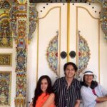 Nia Dinata Instagram - Work With The Flow. Senang bisa jumpa, makan bersama, menikmati indahnya pendopo dan lanjut tugas belanja kaca dan kebutuhan mandor lainnya..sampai selesai pasang kaca di tempat cuci tangan area kebun kami. Kalau di Jakarta, mana mungkin kejadian kan. Baru satu atau dua tempat, pulang pulang macet. Hari ini dapat 7 tempat meluncur santai #mandorlyfe #slowliving
