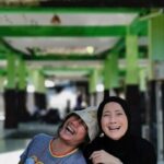 Nia Dinata Instagram - Introducing Pasar Ngasem, my favorite traditional market in Jogja, to @mincrut 🌸 pokoknya belel aja kalo di Jogja sama aku, ngga mandi, makan di passr, minum wedangan, jadi mandor bangunan disiang bolong sampai matahari mulai tenggelam. Yang penting hati tenteram perut kenyang. #pasarngasem #traditionalmarket #wedangan