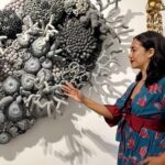 Nia Dinata Instagram - Always Love Crochet Art🫶🏽 tiga kali mengunjungi dan menikmati karya @mangmoel ini di @omahbudoyo_official & menatapi setiap interlock & loopingan benang benangnya, apalagi terbuat dari benang benang daur ulang, kagum! Baru ngeh kalau karya penuh hayati dalam laut ini nyambung dengan baju batik Lasem ku, bercorak ikan juga🐠🐟🐠#crochetart #crochetartist #indonesianart #ocean #underthesea