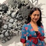 Nia Dinata Instagram - Always Love Crochet Art🫶🏽 tiga kali mengunjungi dan menikmati karya @mangmoel ini di @omahbudoyo_official & menatapi setiap interlock & loopingan benang benangnya, apalagi terbuat dari benang benang daur ulang, kagum! Baru ngeh kalau karya penuh hayati dalam laut ini nyambung dengan baju batik Lasem ku, bercorak ikan juga🐠🐟🐠#crochetart #crochetartist #indonesianart #ocean #underthesea