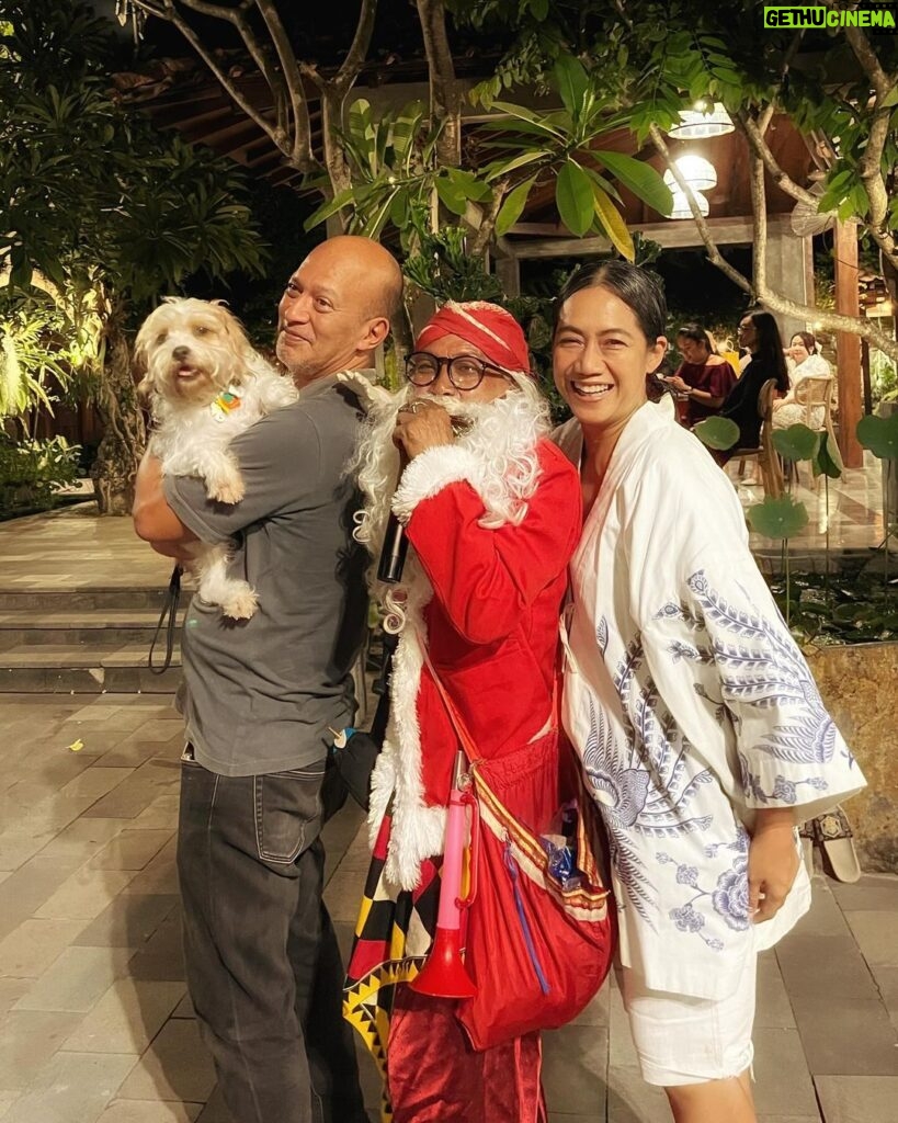 Nia Dinata Instagram - Christmast at the Temple..with Javanese Santa❤️💚 and Quarantini is a bit affraid of mbah Santa🙏🏼🌲sending love from Jogja to all over😇🙏🏼 #christmas2023 #loveandlight #mbahsanta #niamaste Candi Tirto Raharjo