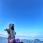Nia Dinata Instagram - Rejoicing the beautiful mount Inerie (Mother Mountain)of Bajawa✨Flores, terutama Bajawa, dari dulu selalu punya tempat khusus di hati ku. Orang lokalnya begitu tulus dan hangat. Bahagia merasakan komunitas lokal membangun, memelihara penginapan dan restorannya yang super otentik💓 @manulalujungle bangga tinggal di sini #bukanendorse #bestkeptsecret #bajawaflores #supportlocal oh ya..suka sekali dgn hoodies dan joggerpants baru dari @lekatdua @lekatofficial juga bukan endorse, tapi sayang adik sepupu #sisterhood