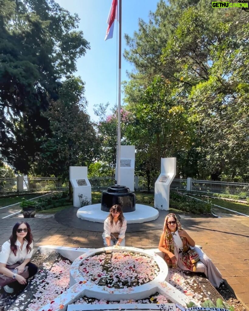 Nia Dinata Instagram - 20.12.1945 - 20.12.2023 honoring our great grandpa🙏🏼 Sebrang makam simbolis yang hanya berisikan pasir ini, juga dimakamkan kakek ku tercinta🙏🏼 ada juga prajurit-prajurit semasa revolusi yang gugur dan perisirahatan terakhirnya di sini😇🙏🏼 bisa databg bersama keponakan tersayang & adik ipar bikin teeharu❤️#family #ancestors #love @ersamayori @vrnaiska