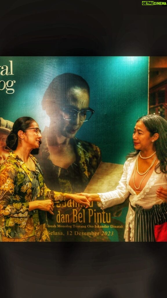 Nia Dinata Instagram - Maudy sayang, terimakasih sudah memerankan sosok nenek buyutku RA Soekirah dengan setia, tegar, disiplin, dan berwibawa. Awalnya, pasti sulit menjadi karakter yang hampir tidak pernah emosional, dan ini berkait dengan konsep penyutradaraanku, pengalaman pribadi ku, mungkin pengalaman pribadi Maudy juga, sebagai Ibu dan Istri, mungkin dalam kesulitan, kita belajar mengelola amarah, rasa sedih, kecewa, sehingga kadang, seperti ibu Soekirah, kita memilih untuk tidak menampilkannya dihadapan anak-anak, keluarga dan temanpun. Itulah pilihan sadar yang dijalani, Walaupun kesulitan di jaman ini, tak sebanding beban beratnya dengan apa yang dialami mereka mereka di masa penjajahan sampai masa revolusi itu. Terimakasih untuk semua tim belakang panggung yang mencurahkan kreativitas dan komitmennya sepenuh hati❤️❤️❤️walaupun penuh keterbatasan arsip, sampai harus mengulik arsip foto keluarga, beberapa ruang-ruang waktu dan peristiwa yang dihadirkan terasa pas, tidak berlebihan,didukung artistik, pencahayaan, medium musik, audio dan visualnya. Juga para pemeran pendukung yang berexplorasi penuh suka cita. Pertunjukan Suamiku Oto dan Bel Pintu ini merupakan debut penulisan & penyutradaran pertama ku untuk teater monolog. Di usia yang hampir 54 tahun ini, melakukan sesuatu untuk pertama kali, memberikan energi jiwa raga baru yang bersemi🙏🏼 Niat itu melekat kuat dari obrolan di rumah Ciputat bareng @happysalma lanjut obrolan di Ubud, sampai jadi pentas perdana yang semoga berkelanjutan demi pelajaran kebaikan, keikhlasan dan ketabahan di siklus hidup ini. SUAMIKU OTO DAN BEL PINTU Produser : Happy Salma, Yulia Evina Bhara dan Pradetya Novitri @yuliaevinabhara @panggil_tia Penulis Naskah : @ahdaimran & Nia Dinata. Sutradara : Nia Dinata.