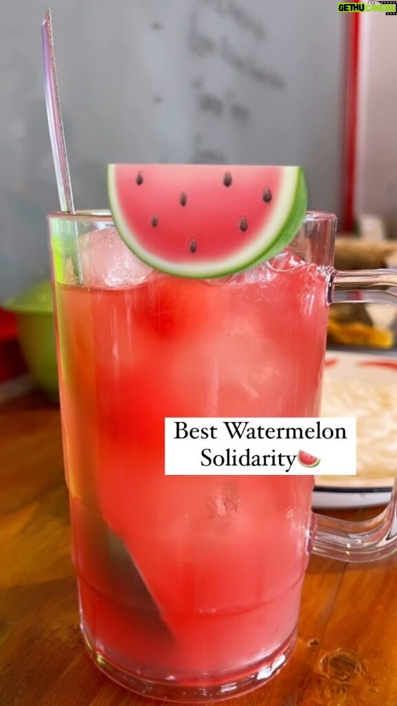 Nia Dinata Instagram - Best Watermelon Solidarity Drink🍉 Baru buka @warungnyatjobian dengan es Semangka Segar Bikin Tegar! Lokasinya di Kemang Utara, tiap hari kerja ku makan di sana, hari ini take away dulu. Bukan endorsan ya ini, makanan enak, sehat, bersih berkualitas patut didukung! #watermelon #kemang