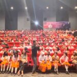 Nia Dinata Instagram – Selamat Hari Sumpah Pemuda! Kalau 95 tahun yang lalu leluhur kita kumpul untuk bersatu, memikirkan cara menjadi maju dan menjadi manusia manusia merdeka, sekarang kami di @kalyanashirafilms  fokus ke anak anak muda mulai dari SMP ini untuk bisa fokus menonton film dokumenter panjang (90-120 menit) dari awal sampai akhir tanpa gangguan dalam bioskop. Berkah yang sangat dalam rasanya ketemu mereka di kota Jambi, dan 50%dari mereka belum pernsh nonton bioskop. Tapi mereka nonton tiktok. Berkat MC Jambi @sadarasandi yang penuh semangat, penonton muda kami menurut, elok nian dan diskusi film berjalan seru. Usaha kami ini bagaikan sebiji pasir kecil di luasnya pantai dan laut nusantara, semoga bermanfaat bagi sesama🙏🏼 @muarajambi_bertutur pemutaran untuk anak sekolah SMP SMA didukung program #moderasiberagama simbok emban @enyyaqut semangat di manapun darat laut dan udara☕️💃🏻 #sumpahpemuda #muarajambibertutur #genz