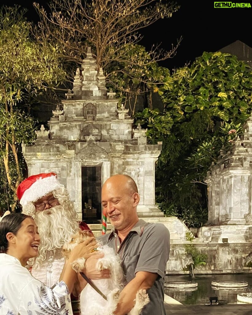 Nia Dinata Instagram - Christmast at the Temple..with Javanese Santa❤️💚 and Quarantini is a bit affraid of mbah Santa🙏🏼🌲sending love from Jogja to all over😇🙏🏼 #christmas2023 #loveandlight #mbahsanta #niamaste Candi Tirto Raharjo