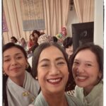 Nia Dinata Instagram – Charming Sunday, witnessing a beautiful Javanese Langkahan ceremony. Mugi mugi diparingi berkah🙏🏼

Sampai jakarta langsung bikin gelung dari rambut sendiri & teenyata tetap rapih sampai selesai acara! Paling suka gelung dibahu begini, simple ngga repot✅ #gelungan #hairideas #kebaya #langkahan