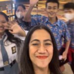 Nia Dinata Instagram – Selamat Hari Sumpah Pemuda! Kalau 95 tahun yang lalu leluhur kita kumpul untuk bersatu, memikirkan cara menjadi maju dan menjadi manusia manusia merdeka, sekarang kami di @kalyanashirafilms  fokus ke anak anak muda mulai dari SMP ini untuk bisa fokus menonton film dokumenter panjang (90-120 menit) dari awal sampai akhir tanpa gangguan dalam bioskop. Berkah yang sangat dalam rasanya ketemu mereka di kota Jambi, dan 50%dari mereka belum pernsh nonton bioskop. Tapi mereka nonton tiktok. Berkat MC Jambi @sadarasandi yang penuh semangat, penonton muda kami menurut, elok nian dan diskusi film berjalan seru. Usaha kami ini bagaikan sebiji pasir kecil di luasnya pantai dan laut nusantara, semoga bermanfaat bagi sesama🙏🏼 @muarajambi_bertutur pemutaran untuk anak sekolah SMP SMA didukung program #moderasiberagama simbok emban @enyyaqut semangat di manapun darat laut dan udara☕️💃🏻 #sumpahpemuda #muarajambibertutur #genz