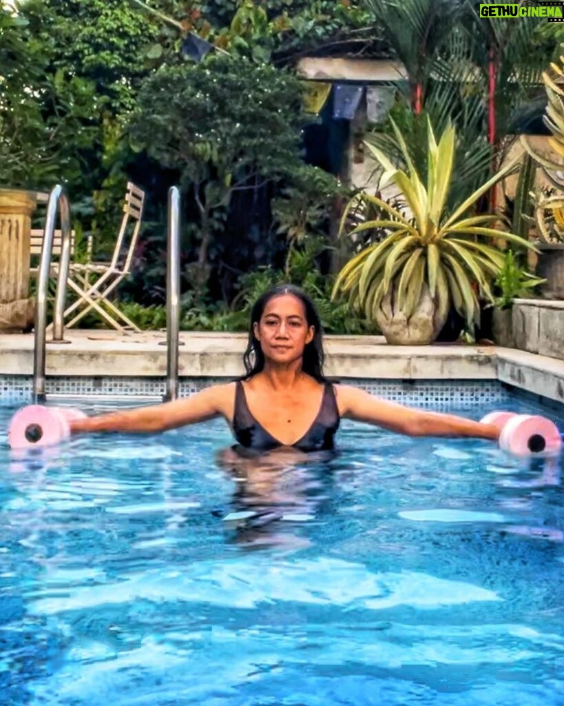 Nia Dinata Instagram - Accepting my menopause stage in life. Yes, I’ve been experiencing a setback like most women, but I’m beginning to learn to turn it into a comeback. Untuk muscle pain & langganan backpain selama tahun lalu, banyak yang bilang, salah satu solusinya adalah angkat beban….padahal aku males weight training, sekarang mulai mencoba belajar menikmatinya. Paling nikmat sih latihan beban di air dengan aquatic dumbell seperti ini. Swipe untuk lihat gerakannya, lumayan berat karena harus jaga keseimbangan di air. Sambil pelan-pelan cari dumbell darat yang sesuai bisa dipakai di rumah aja. Saat ini masih alergi ke gym😀 dan..yang bikin hati senang adalah..sudah mulai jalan pagi lagi yang jauh..lumayan 45 menit jalannya ke hutan belakang sambil petik sayur di kebun @budidaya.jkt . Kayaknya terakhir jalan begini September 2023 pas papap ulang tahun, beneran setelah itu males jalan jauh, gampang pegel, nggak se seterooong dulu! Tapi mari rebut kembali kekuatan itu, perut nggak mesti rata bergaris seperti dulu, yang penting kuat, sehat, untuk diri sendiri dan orang orang tercinta #menopauserelief #niamaste