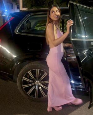Nia Sharma Instagram - Vibe Check.
#lastdayof2023 Ending the year with some unlikely bonds.. 😘 and wearing my forever fav color.