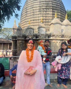 Nia Sharma Instagram - #kamakhyatemple🙏 🙏  This morning is blissful. 
#gauhati #assam 

Almost retracing steps.. visited this temple as a kid ,memories are obviously vague.. then a few years ago and Nowww.. 😇
Thank you #AkshayDas #Rajeevda for such beautiful Darshan.