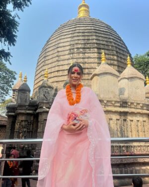Nia Sharma Instagram - #kamakhyatemple🙏 🙏  This morning is blissful. 
#gauhati #assam 

Almost retracing steps.. visited this temple as a kid ,memories are obviously vague.. then a few years ago and Nowww.. 😇
Thank you #AkshayDas #Rajeevda for such beautiful Darshan.